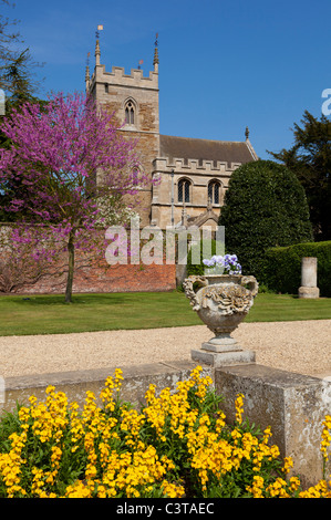 Die kleine Kirche von St Peter und St Paul auf dem Gelände des Belton House in der Nähe von Grantham Lincoln, England GB, Großbritannien Stockfoto