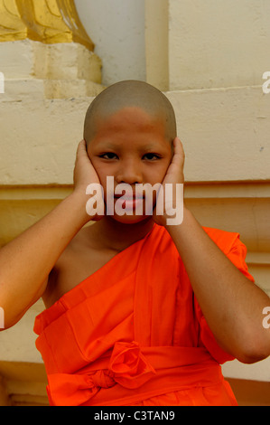 HEAR NO EVIL, junge Novizin machen die drei weisen Affen, die sprichwörtliche Prinzip, Wat Santithammaram, Bangkok, thailand Stockfoto