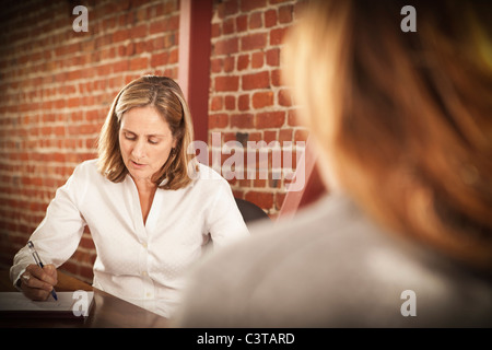 Kaukasische Geschäftsfrau, die im Büro arbeiten Stockfoto