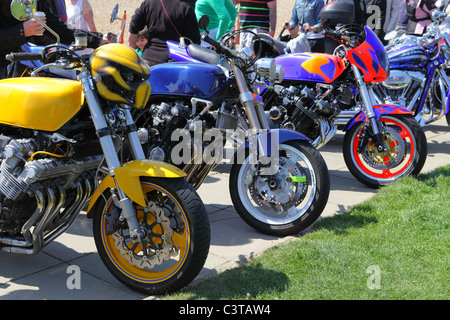 Bunte Motorräder an Hastings Strandpromenade an der jährlichen Maifeiertag Motorrad Rallye, East Sussex, England, UK, GB Stockfoto
