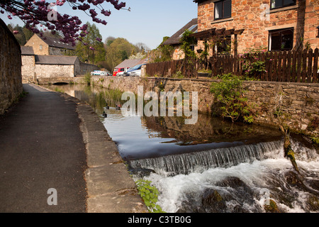 UK, Derbyshire, Peak District, Bakewell, Wehr auf vom Menschen verursachten Rückstau des Flusses Wye Durchreise durch die Stadt Stockfoto