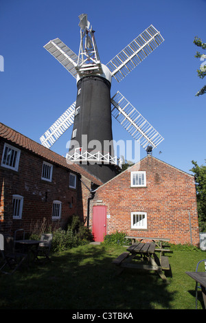 SCHWARZEN & weißen Windmühle SKIDBY EAST YORKSHIRE ENGLAND 1. Mai 2011 Stockfoto