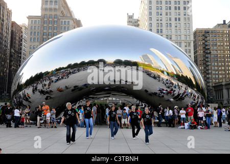 Tänzer vor Cloud Gate Skulptur in Chicagos Millenium Park. Stockfoto