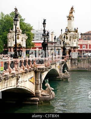 Puenta de Maria Cristina Brücke Rio Urumea San Sebastian Spanien spanische Baskenland Stadt Stockfoto