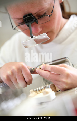 Arbeiten Sie in einem zahntechnischen Labor Stockfoto