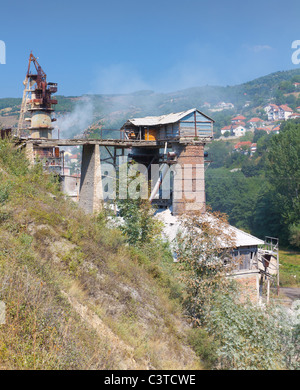 seltsam aussehende schwere, staubig, rauchiges Industrie an einem steilen Berghang im Kosovo, Europa Stockfoto