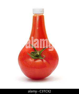 Flasche Ketchup und Tomate auf weißem Hintergrund Stockfoto