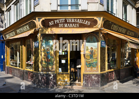 Traditionelle Bäckerei/Konditorei an der Ecke der Rue Francois Miron und Rue Tiron im Viertel Marais, Paris, Frankreich Stockfoto