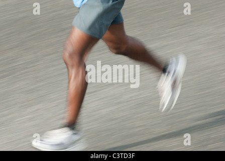 Verschwommene Läufer Beine laufen Stockfoto