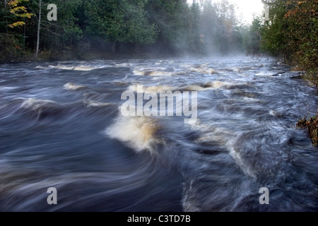 Rauschenden Wasser am Fluss Stör In Michigan Upper Peninsula, USA Stockfoto