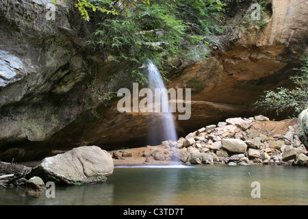 Die zweite von zwei Wasserfällen des alten Mannes-Höhle In der Hocking Hills Region Central Ohio, USA Stockfoto