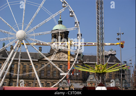 Riesenrad und Ostern fair auf dem Damm vor dem königlichen Palast, Amsterdam, Niederlande Stockfoto