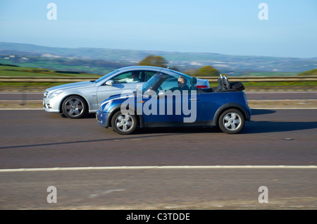 Mini-Auto auf der Autobahn M62. Stockfoto