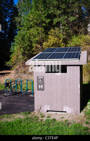 Sonnenkollektoren sorgen macht den Lüfter oben auf diesem Nebengebäude entlang des Weges von der Coeur-d'Alenes auf den Idaho Panhandle ausgeführt. Stockfoto