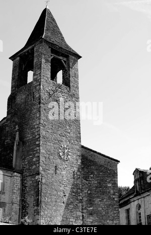 Eine & schwarz-weiß-Ansicht einer romanischen Kirche in der mittelalterlichen Stadt Belves in Frankreich Stockfoto