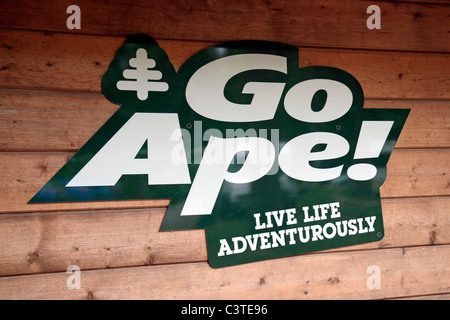 Das 'Go Ape' Logo auf einem Holzbrett Hintergrund. Stockfoto