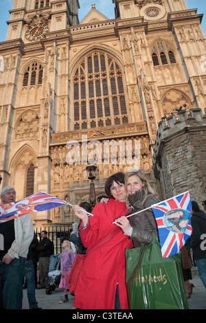 Touristen, winken die Union flag außen Westminster Abbey vor der königlichen Hochzeit von Prinz William & Kate Middleton, April 2011. Stockfoto