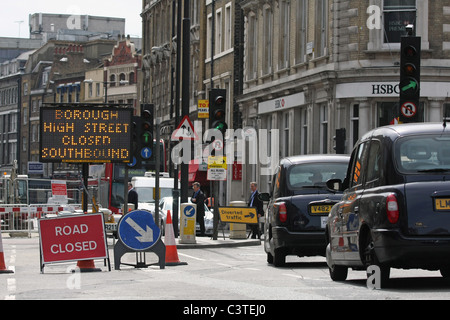 Baustellen-Schilder in Borough High Street, London Bridge. Stockfoto