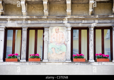 Windowfront mit einer verblichenen Wandmalerei im Via Mercato Vecchio im Zentrum Stadt Udine, Italien, Europa Stockfoto
