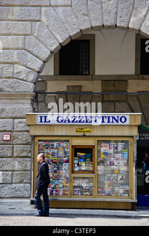 Zeitungskiosk der Via Mercato Vecchio von Udine, Italien Stockfoto