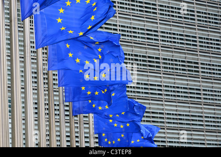 Reihe von wogenden Blau Europäische Union Flaggen außerhalb der EU Hauptquartier Berlaymont-Gebäude in Brüssel, Belgien Stockfoto