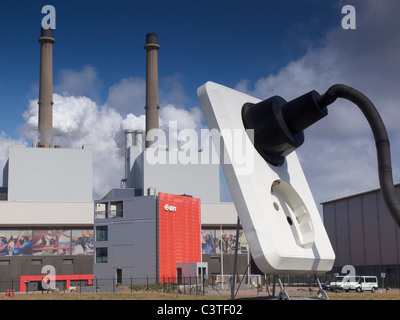 Riesige Wandsteckdose und Stecker vor der E-on Kraftwerk Maasvlakte, Rotterdam, Niederlande Stockfoto