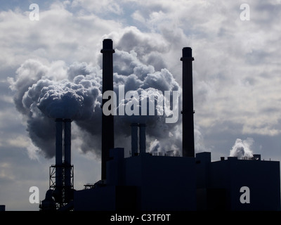 Schornsteine mit viel Rauch, E-on Kraftwerk Maasvlakte, Hafen von Rotterdam, die Niederlande Stockfoto