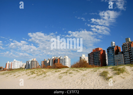 Gebäude eine Sanddüne. Punta del Este, Uruguay Stockfoto