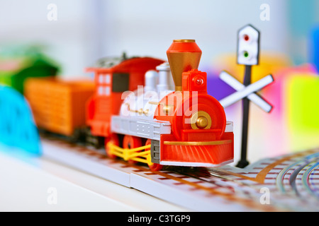 Spielzeug Miniatur Kunststoff rot auf Eisenbahn Lokomotive Stockfoto