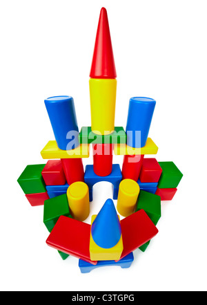 Spielzeug Burg machte der bunten Kunststoffblöcke, die isoliert auf weißem Hintergrund Stockfoto