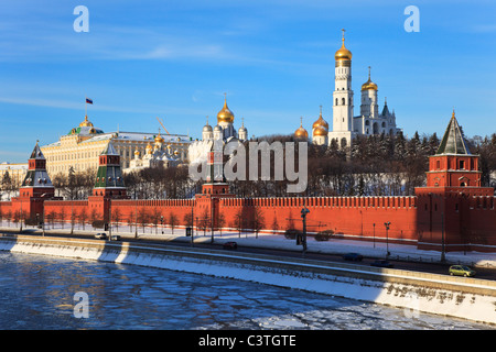 Moskauer Kreml und Moskwa, Blick von der Brücke. Russland. Stockfoto
