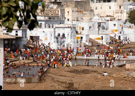 Indianer und das tägliche Leben während der jährlichen Kamel Messe in Pushkar, Rajasthan, Indien, Asien Stockfoto