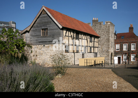 Westgate und die Tudor Händler Halle sind Teil der alten Stadtmauern Southamptons Stockfoto