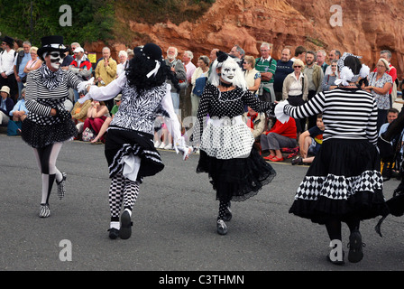 Schwein Dyke Molly Tänzer aus Cambridgeshire Sidmouth Folk Week (Molly ist eine Form von Morris Dancing) Stockfoto