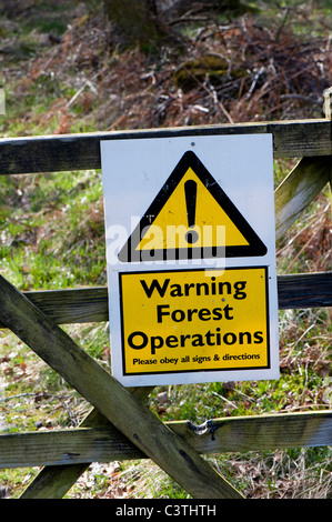 Warnschild am Wanderweg Tor Warnung vor Forestery Operationen. Stockfoto