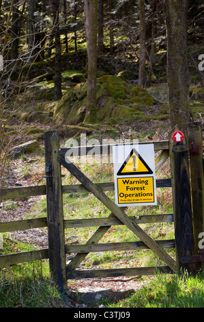 Warnschild am Wanderweg Tor Warnung vor Forestery Operationen. Stockfoto