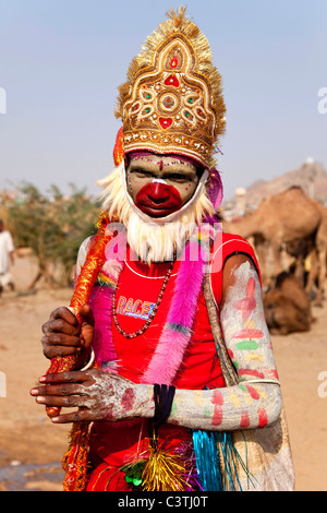 Indianer und das tägliche Leben während der jährlichen Kamel Messe in Pushkar, Rajasthan, Indien, Asien. Mann verkleidet als Hanuman Stockfoto