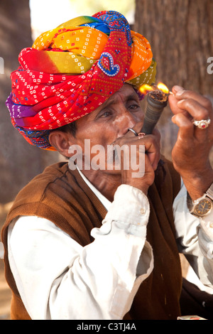 Indianer und das tägliche Leben während der jährlichen Kamel Messe in Pushkar, Rajasthan, Indien, Asien Stockfoto