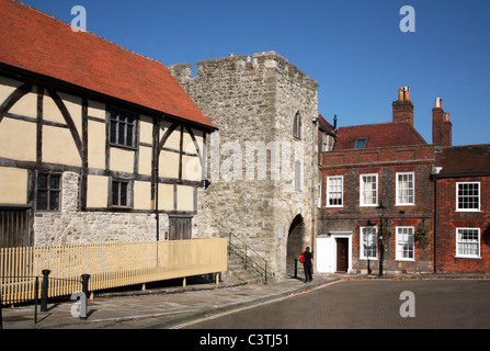 Westgate und die Tudor Händler Halle sind Teil der alten Stadtmauern Southamptons Stockfoto