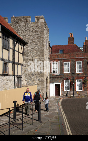 Westgate und die Tudor Händler Halle sind Teil der alten Stadtmauern Southamptons Stockfoto