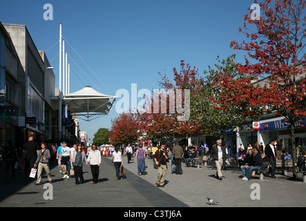 Southampton - Einkaufen in oben Bar Street gesehen aus Bargate Stockfoto