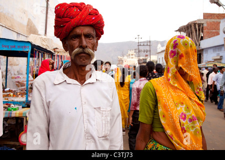 Porträt eines indischen Mannes und seiner Frau, die während der jährlichen Kamelmesse in Pushkar, Rajasthan, Indien, Asien, die Kamera betrachten. Asiatische Menschen und das tägliche Leben Stockfoto