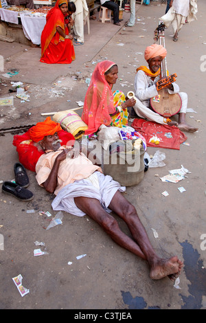 Indianer und das tägliche Leben während der jährlichen Kamel Messe in Pushkar, Rajasthan, Indien, Asien Stockfoto