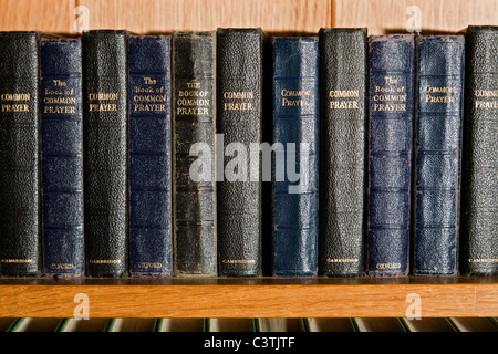 Eine Reihe von gemeinsamen Gebetbücher Kirche Bücherregal. Norfolk, England, Vereinigtes Königreich. Stockfoto