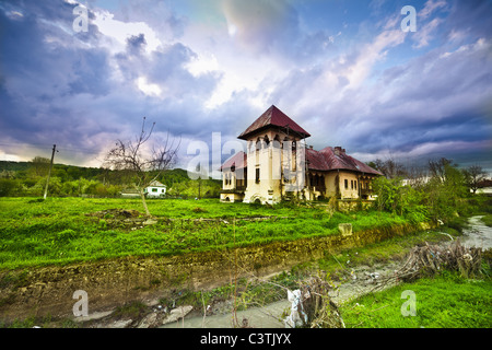 Alten verfallenen Villa auf der grünen Wiese Stockfoto