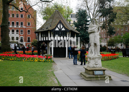 Karl II.-Statue in Soho Square, Soho, London, UK Stockfoto