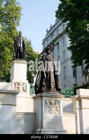 Statue der Königin-Mutter vor ihrem Ehemann George VI auf der Malls, St. James, London, UK Stockfoto
