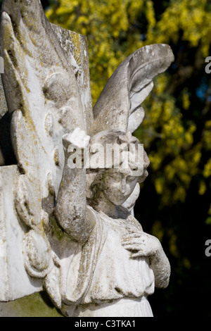 Geflügelte Engel Skulptur auf dem Friedhof in Norwich, Norfolk, Großbritannien. Stockfoto