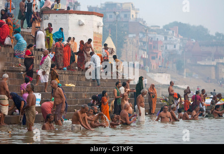 Indische Pilger Baden im Fluss Ganges, Varanasi, Uttar Pradesh, Indien. Religiöse Pilgerfahrt für Hindu Stockfoto