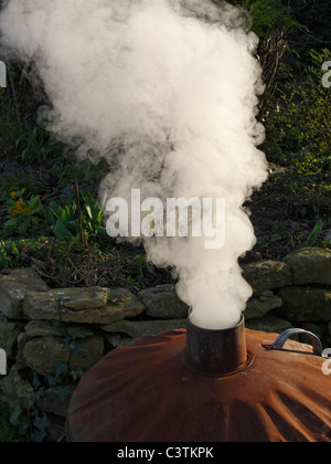 Dichter Rauch steigt aus einem Garten Verbrennungsanlage. Lincolnshire, England. Stockfoto